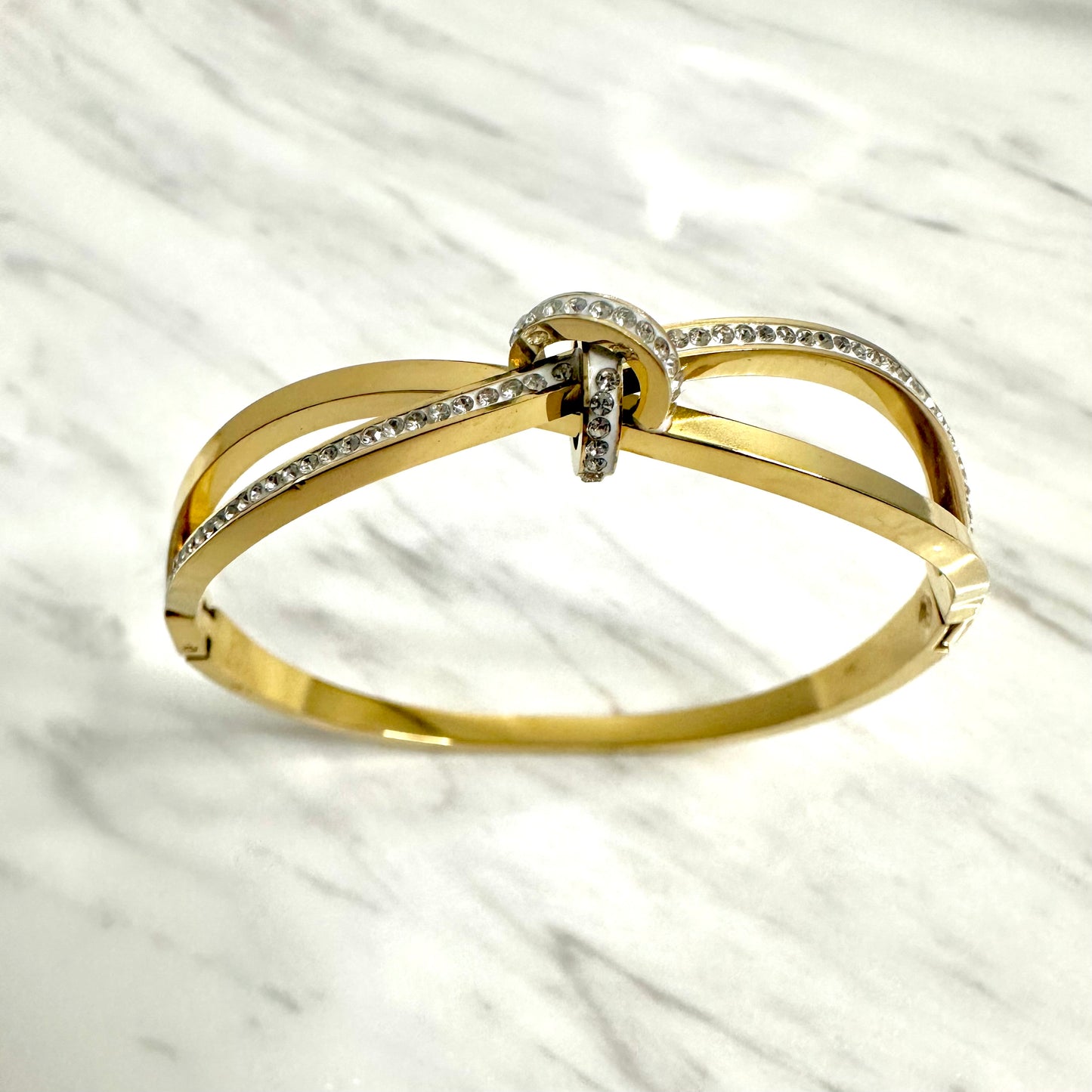 Bracelet jonc en acier inoxydable doré – Nœud strass élégant